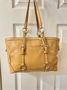 Vintage Coach Gallery F12343 in tan leather Silver hardware good condition
